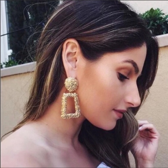 LAST PAIR! New Chunky Gold Women’s Fashion Earring - Picture 2 of 6